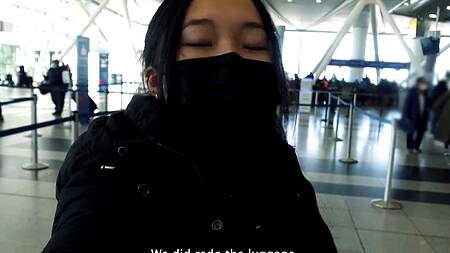 Милая азиатка путешествует с парнем и ебется на кухне