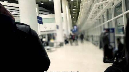 Милая азиатка путешествует с парнем и ебется на кухне