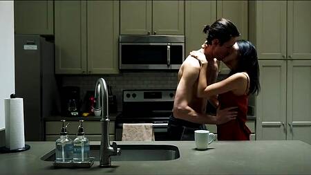 Милая азиатка путешествует с парнем и ебется на кухне