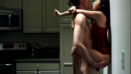 Милая азиатка путешествует с парнем и ебется на кухне