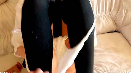 Будит уставшую рыжую студентку, вставляя член ей в ротик