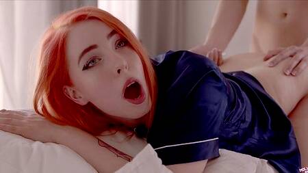 Управляет вибратором в киске рыжей и возбуждает её