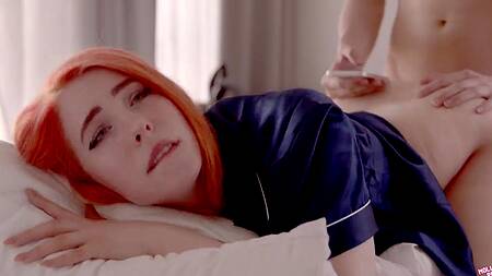 Управляет вибратором в киске рыжей и возбуждает её