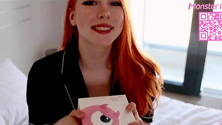 Управляет вибратором в киске рыжей и возбуждает её