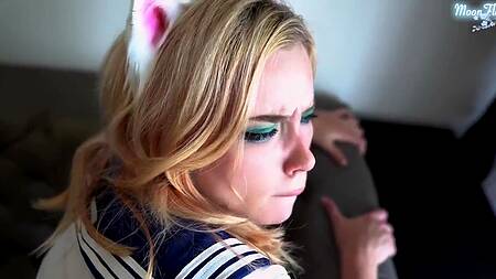 Милая кошко-девушка предпочитает трахаться в попку