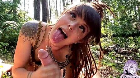 Эльфийская воительница в лесу смачно сосет член