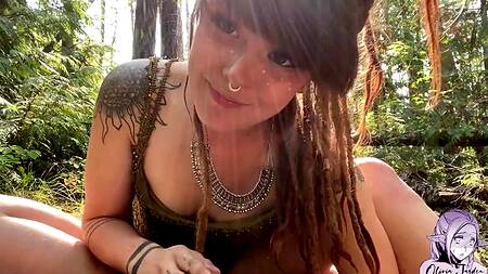 Эльфийская воительница в лесу смачно сосет член