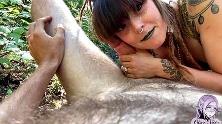 Эльфийская воительница в лесу смачно сосет член