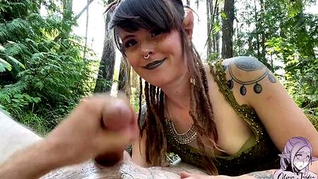 Эльфийская воительница в лесу смачно сосет член