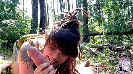 Эльфийская воительница в лесу смачно сосет член