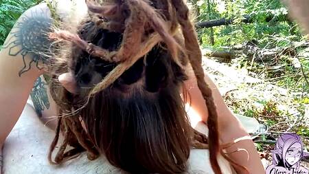 Эльфийская воительница в лесу смачно сосет член