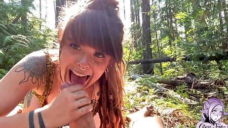 Эльфийская воительница в лесу смачно сосет член