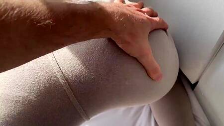 Сводная сестра застряла в дверях на балконе