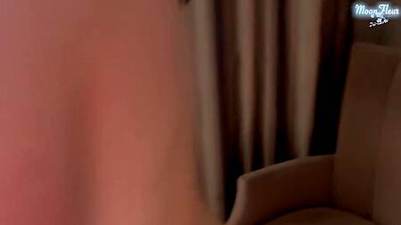 Жопастая милашка в белых трусиках смачно сосет перед сексом