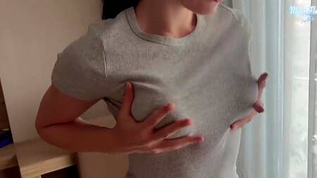 Жопастая милашка в белых трусиках смачно сосет перед сексом