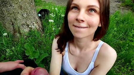 Милая худышка в парке показывает попку и предлагает отсосать