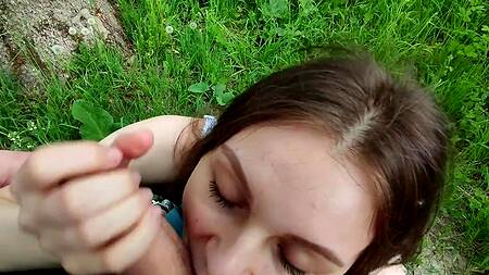 Милая худышка в парке показывает попку и предлагает отсосать