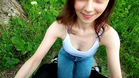 Милая худышка в парке показывает попку и предлагает отсосать