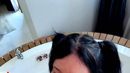 Присоединяется к жопастой красотке в джакузи и трахает её раком