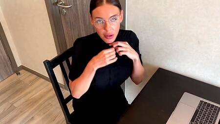 Босс просит показать сиськи и страстно ебет подчиненную