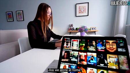 Сводная сестра под столом ласкает киску и соблазняет брата