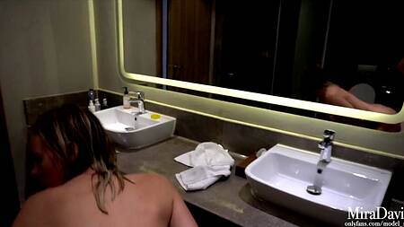 А давай примем вместе душ и ты меня выебешь как следует