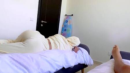 Дрочит на попку сводной сестры и разводит её на секс