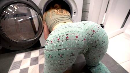 Загружала бельё в стиральную машину и была выебана сводным братом