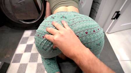 Загружала бельё в стиральную машину и была выебана сводным братом