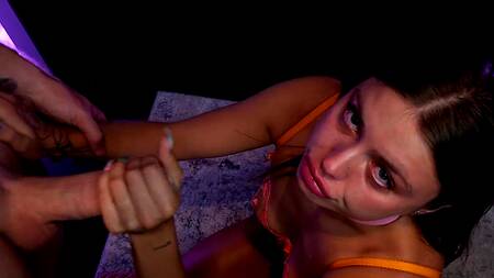 Грубо трахает девушку в ошейнике в рот и кончает на лицо