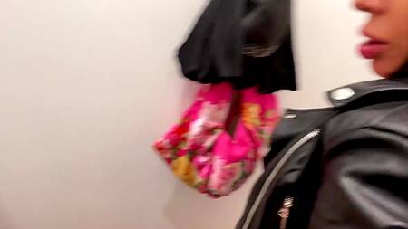 Голодная до секса подруга хочет трахнуться в примерочной