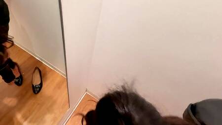 Голодная до секса подруга хочет трахнуться в примерочной