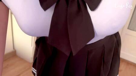 Студентка задирает юбку и соблазняет на жаркий секс