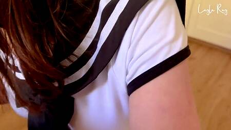 Студентка задирает юбку и соблазняет на жаркий секс