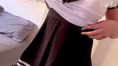 Студентка задирает юбку и соблазняет на жаркий секс