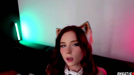 Рыжая девушка фурри в образе лисы соблазняет на секс