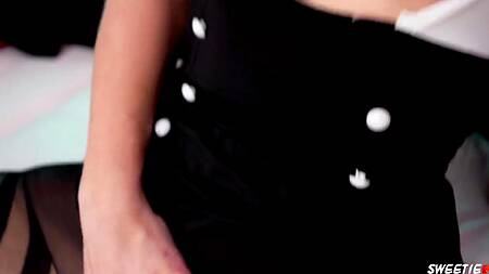 Рыжая девушка фурри в образе лисы соблазняет на секс