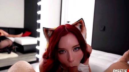 Рыжая девушка фурри в образе лисы соблазняет на секс