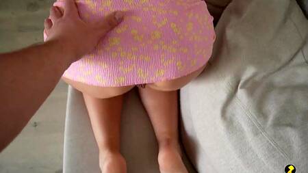 Мачеха в розовом платье трахается с пасынком раком