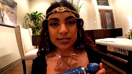 Индийская принцесса шикарно сосет и получает сперму в рот