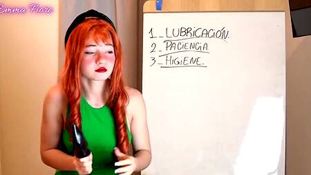 Милая рыжая девушка покажет как нужно разрабатывать анал