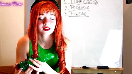 Милая рыжая девушка покажет как нужно разрабатывать анал