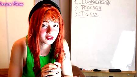 Милая рыжая девушка покажет как нужно разрабатывать анал