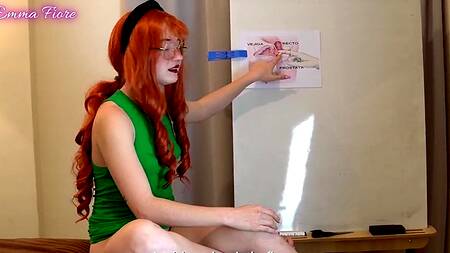 Милая рыжая девушка покажет как нужно разрабатывать анал