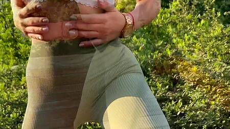 Спортивная девка в лосинах соблазняет на анал в парке