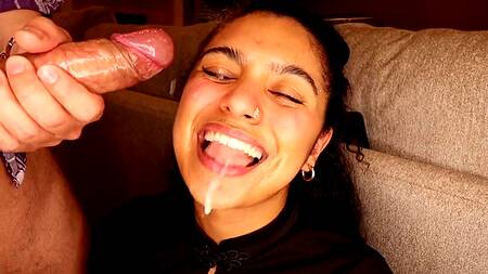 Два раза парень кончает на красивое лицо индийской телки