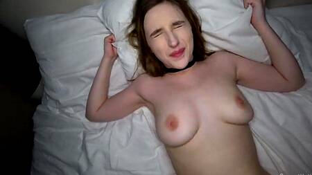 Хватает красотку за волосы и грубо трахает в киску