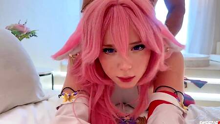 Косплеерша с розовыми волосами радует любимого сексом
