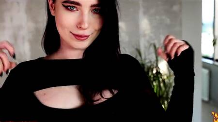 Давай, снимай трусы, красотка хочет сосать и ебатсья