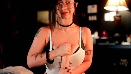 Красотка ласкает искусственный хуй натуральными сиськами